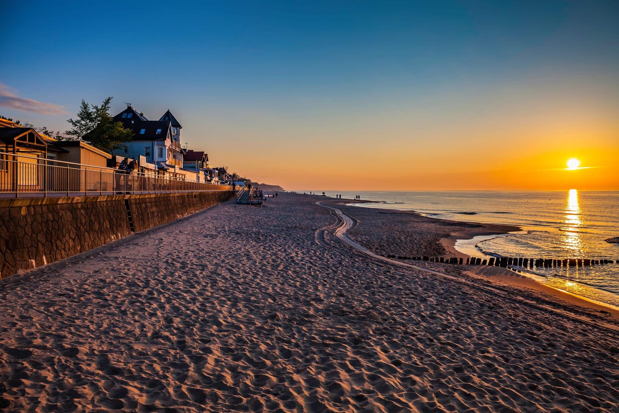 Szeroka, pusta plaża w Sarbinowie wieczorem — kilometry brzegu na spacer z psem